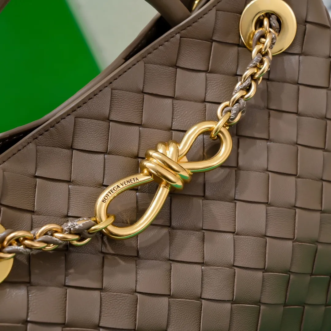 Batch 1960 BOTTEGA VENETA 2024 spring and summer new small ANDIAMO chain bag is also available! 🔥🔥I believe many friends have been waiting for a long time. The metallic chain adds a touch of sophistication to the original softness and elegance of Andiamo. The collision of classic craftsmanship and elegance creates a different kind of beauty. Style number: 6008 Size: 25*22*10.5cm